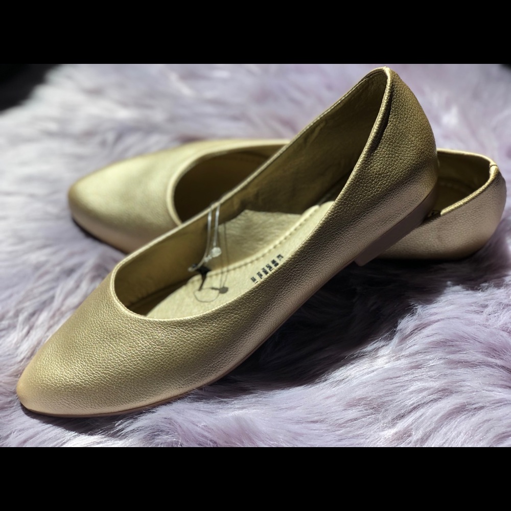 Metallic Gold Slippers 🥿
